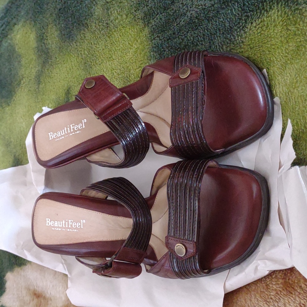 BEAUTIFEEL BURGUNDY STRAP SANDAL SZ 9 (EU 40)